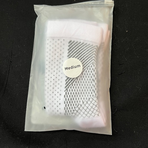 SoothRelieve Compression Socks White & Black Size Medium Stabilize Foot - Picture 3 of 4